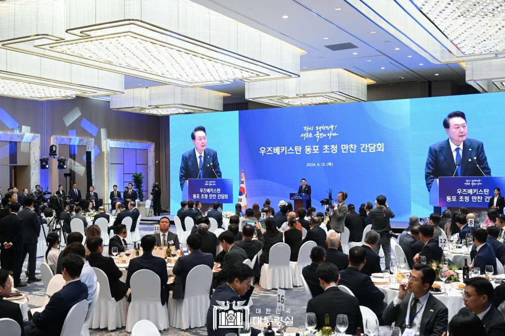 "동포 여러분과 긴밀히 소통하면서 중앙아 국가들과의 파트너십을 더 강화해 나갈 것" https://www.president.go.kr/president/speeches/Bb2LNRSQ "동포 여러분과 긴밀히 소통하면서 중앙아 국가들과의 파트너십을 더 강화해 나갈 것" 썸네일 우즈베키스탄 동포 만찬간담회 격려사 우리 동포 여러분, 저희 부부를 따뜻하게 환영해 주셔서 정말 고맙습니다. 저는 해외 순방 때마다 우리 동포분들을 꼭 만납니다. 그때마다 제가 여러분들에게 힘을 드리고 격려를 하는 것이 아니라 제가 우리 동포 여러분들을 만나 뵙고 나면 제가 힘을 늘 얻게 됩니다. 전 세계 각지에 동포 사회를 가지고 있는 나라는 몇 안 됩니다. 제가 알기로 아마 이런 동포 사회가 이렇게 구성이 돼 있는 게 이태리 대통령 국빈방문 때 얘기 들어보니까 한국하고 이태리가 이런 동포 사회를 가지고 얘기를 들었습니다. 그 어느 나라를 제가 순방을 가더라도 우리 동포분들께서 각자의 위치에서 맹활약하면서 우리 동포 사회의 성공의 역사를 당당하게 써 내려 가는 모습을 볼 수 있어서 정말 든든하고 힘이 났습니다. 700만 재외동포 여러분은 대한민국의 자랑일 뿐 아니라 우리나라의 소중한 자산입니다. 특히 이곳 우즈베키스탄은 중앙아시아에서 가장 많은 동포들이 계시는 곳이기 때문에 오늘 이 만남이 더욱 기쁘고 뿌듯합니다. 역사 얘기를 좀 하면 1937년 겨울 연해주에서 이역만리 우즈베키스탄에 처음으로 우리의 조상이 이곳으로 강제 이주 됐지만, 우리 한민족 특유의 그 부지런함과 강인함 그리고 협동 정신으로 이 지역에서 당당한 기여를 했고, 또 황무지를 비옥한 농토로 일구어냈습니다. 이제 우리 동포들은 우즈베키스탄의 정계, 재계, 문화예술계를 비롯한 여러 분야에서 활약을 펼치면서 한국과 우즈베키스탄의 우의를 이어주고 계십니다. 1992년 우리는 우즈베키스탄과 수교했습니다. 그리고 에너지, 건설, 자동차, 섬유 이런 분야에서 한국 기업들이 진출했습니다. 그 과정에서 또 우리 동포 사회의 외연과 규모도 확대됐습니다. 새롭게 우즈베키스탄에 진출한 분들도 홍수, 전염병, 지진과 같은 재난이 있을 때마다 우즈베키스탄의 공적, 그 책임을 함께하면서 양국의 우정을 돈독히 다져왔습니다. 이처럼 동포 여러분께서 이 두 나라의 가교가 되어 주신 덕분에 양국 관계는 그 어느 때보다 긴밀해졌습니다. 지금의 우즈베키스탄을 비롯한 중앙아시아는 과거와는 전략적 가치가 많이 달라졌습니다. 지금은 세계가 주목하고 있습니다. 지난해 한국-우즈베키스탄 양국 교역액이 24억5천만 불을 기록하면서 역대 최대 규모까지 달성했습니다. 그리고 한국은 우즈베키스탄에 다섯 번째 교역 국가가 됐습니다. 또 우즈베키스탄의 여러 학교에는 2만 명이 넘는 학생들이 한국어를 정규 과목으로 배우고 있고, 양국 청년들의 인적 교류도 꾸준히 증가하고 있습니다. 제가 여기 오기 조금 전에는 우리 코이카가 시설 자금을 대고, 또 우즈베키스탄 정부가 부지를 제공해서 만든 ‘U-Enter’라고 하는 이런 청년 스타트업 창업지원센터를 가서 우리 한국 청년들과 우즈베키스탄 청년들이 힘을 합쳐서 기업을 일구기 위해 노력하는 모습을 보고 왔습니다. 양국 관계가 이렇게 발전해 나가는 만큼 우리 동포 여러분의 활동의 외연도 더 커지고, 더 나아질 것이라고 생각합니다. 정부는 동포 여러분과 긴밀히 소통하면서 우즈벡을 비롯한 중앙아시아 국가들과의 이런 파트너십을 더 강화해 나갈 것입니다. 제가 이번에 3국 순방을 앞두고 ‘동행’, ‘융합’, ‘창조’를 비전으로 하는 한-중앙아 K 실크로드 협력 이니셔티브를 발표했습니다. 내일 미르지요예프 대통령과 회담을 갖고 이러한 이니셔티브에 기반한 한-중앙아시아 미래 발전 비전과 함께, 또 우즈베키스탄과의 특별 전략적 동반자 관계를 더욱 내실 있게 발전시킬 방안을 논의할 것입니다. 양국 간의 핵심 협력 분야인 인프라, 또 에너지, 공급망 협력뿐만 아니라 개발 협력, 보건의료, 환경, 교육과 같은 다양한 분야에서 양국 국민들이 체감할 수 있는 성과가 창출될 수 있도록 할 것입니다. 우리 대한민국이 우즈베키스탄과 손을 잡고 더 밝은 미래를 열어감으로써 동포 여러분께서도 더 큰 긍지와 자부심을 가지실 수 있도록 노력하겠습니다. 또한 재외동포청을 통해 본국과 동포 사회를 긴밀하게 연결해서 동포 여러분들께서 현지 사회에서 더욱 성공적으로 활약하실 수 있도록 대한민국이 든든한 버팀목이 되겠습니다. 오늘 이렇게 귀한 시간 내주셔서, 또 타슈켄트뿐만이 아니라 다른 멀리 떨어진 여러 지역에서도 이렇게 귀한 발걸음 해 주신 동포 여러분께 감사드리고, 오늘 참석하신 모든 분들, 그리고 오시지 못한 우리 동포분들도 그분들의 건강과 행복을 기원하겠습니다. 감사합니다.